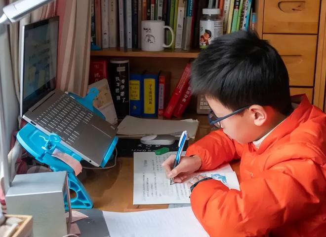 网传天津中小学生将恢复线下教学，官方前来辟谣，家长却一反常态