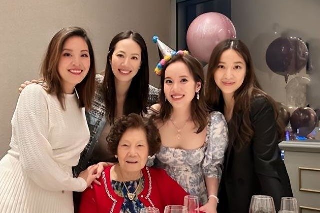 甄子丹陪妻参加家族聚会，大6岁岳母气质好，小姨子嫁百亿豪门