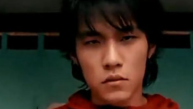 周杰伦晒21年前后对比照 回应网友夸奖称自己依然范特西