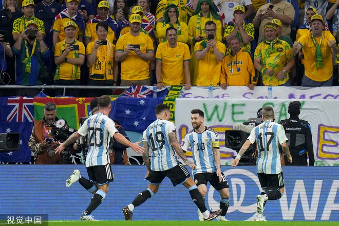阿根廷在澳洲球迷看台前庆祝 有球迷竖中指回应