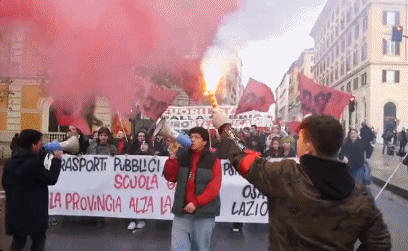 “反对武装乌克兰！”罗马人又上街了，烧北约旗帜