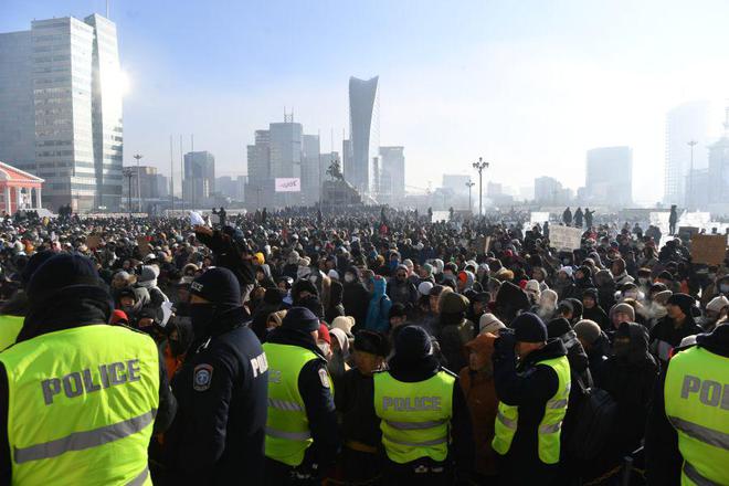 蒙古国爆发大规模抗议，示威者试图冲击国家宫