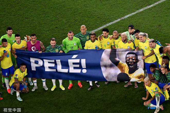 胜利献给您！巴西全队赛后拉横幅为球王贝利祈福