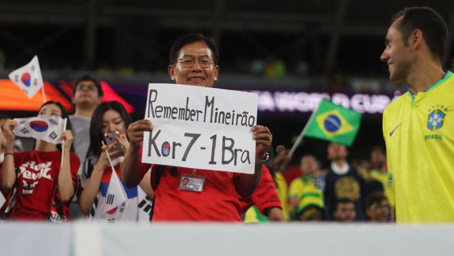 韩国球迷举7-1挑衅巴西，结果…