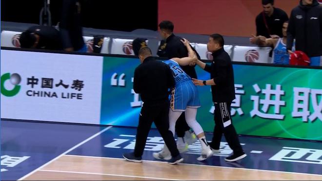 GIF-李慕豪撞飞队友田宇翔 后者飞出三米受伤离场