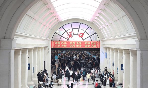武汉大学生陆续放假返乡，火车站客流激增堪比“小春运”