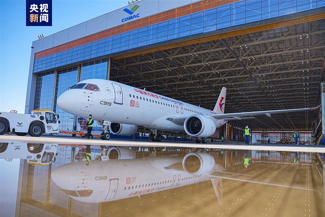 全球首架国产C919大型客机正式交付首家用户东航：两舱布局，164座