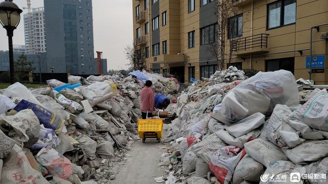 西安一回迁小区建筑垃圾堆成山 村委会：准备向村民收取垃圾清运费