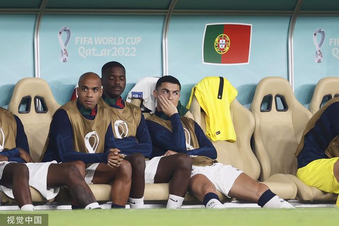 葡萄牙丢球转播镜头找到C罗 他在替补席上很无奈