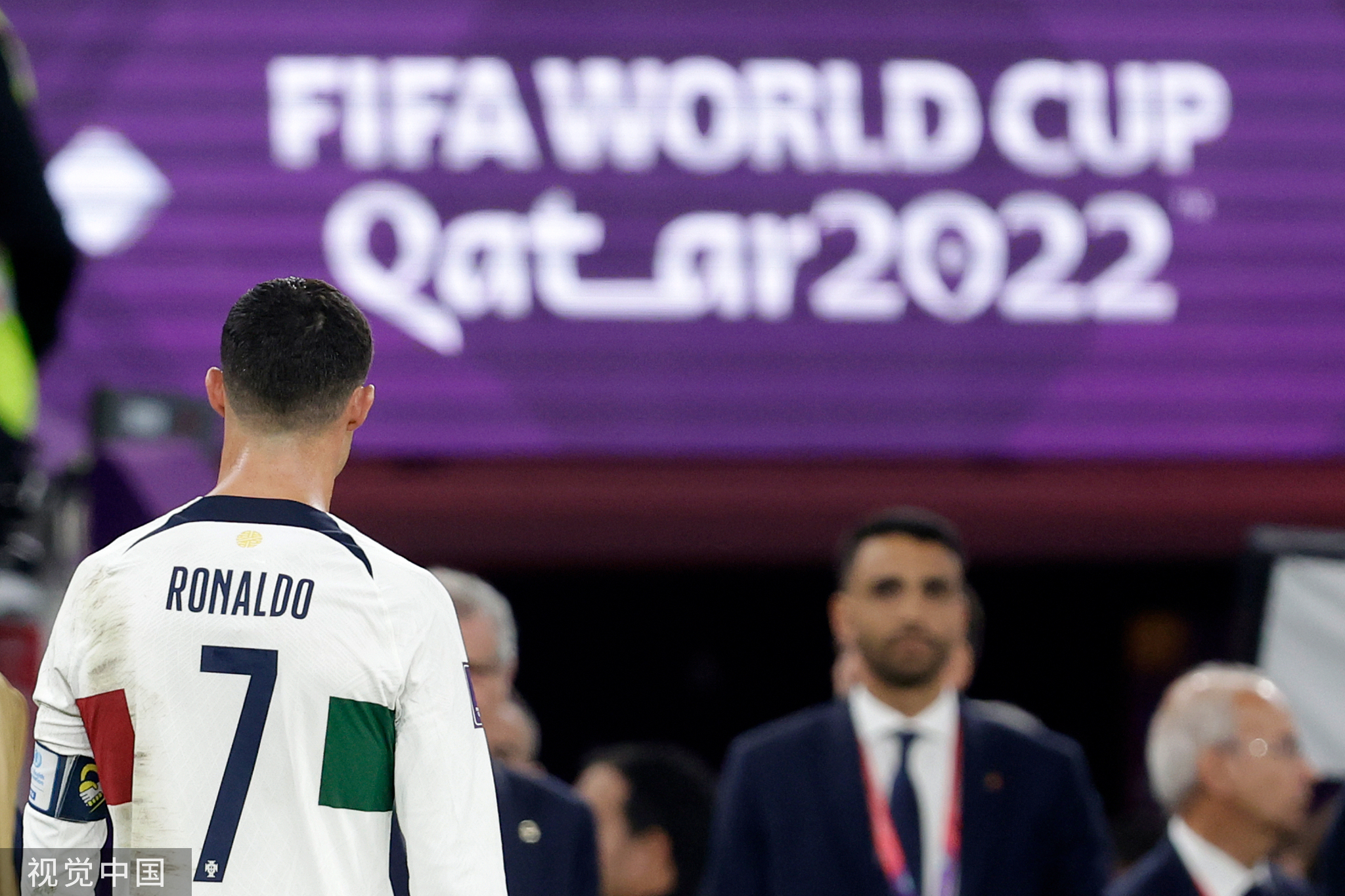 葡媒曝C罗被现场球迷泼水 保安强行将肇事者带走