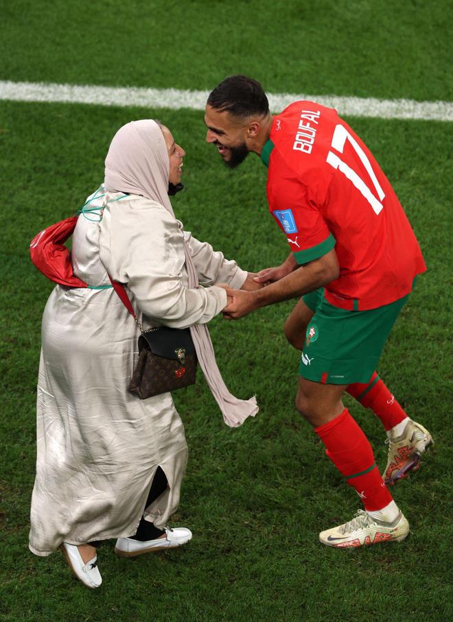太暖心!淘汰葡萄牙后 摩洛哥球员带母亲上场热舞