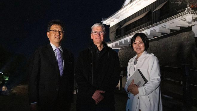 苹果 CEO 库克和市场营销高级副总裁 Greg Joswiak 访问日本熊本