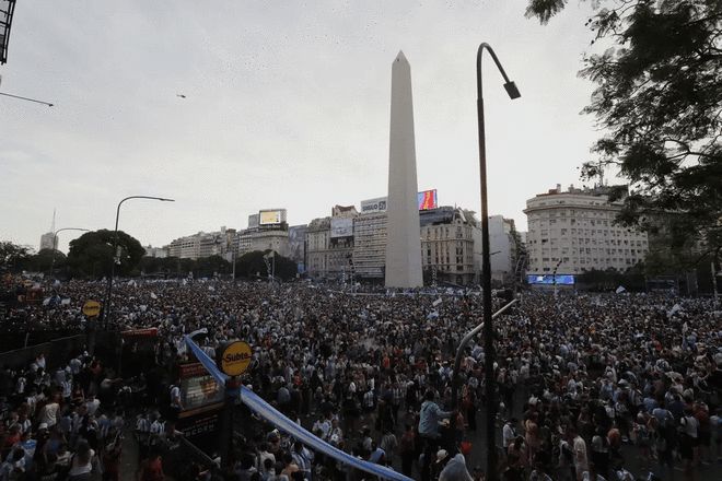 开心疯了!数万阿根廷球迷涌上街头 挥舞国旗疯狂庆祝