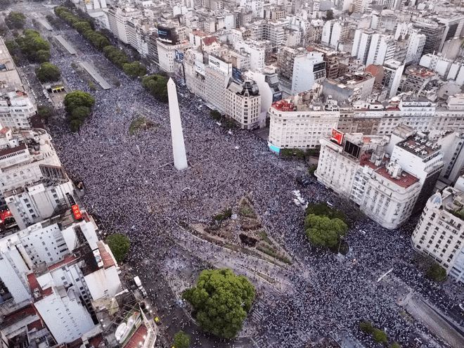开心疯了!数万阿根廷球迷涌上街头 挥舞国旗疯狂庆祝