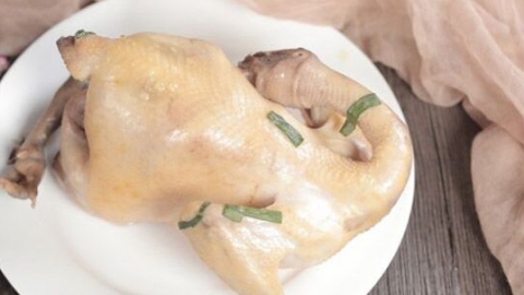 正宗手撕鸡是蒸的还是煮的 手撕鸡是蒸的还是煮的