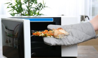 自煮火锅可以用微波炉吗 自煮火锅可以拿到微波炉加热吗