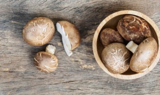 干的香菇脚怎么做好吃 香菇干锅的做法