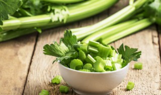 福州炒芹菜怎么炒好吃 清炒芹菜怎么做