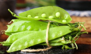 火腿炒荷兰豆怎么做好吃 火腿蒜肠炒荷兰豆的做法