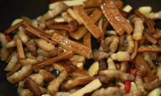 新鲜的鱿鱼炒豆腐干怎么做 新鲜的鱿鱼炒豆腐干如何做简单好吃