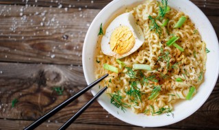 泡面下鸡蛋要煮多久才能吃 泡面煮鸡蛋几分钟熟透