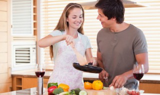 油炸锁骨怎么炒辣椒好吃 油炸锁骨炒辣椒的做法