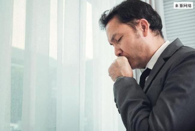 男子发烧咳嗽双肺感染咳断三根肋骨？