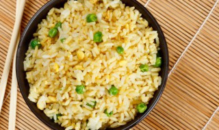 怎么样炒米饭好吃 金黄喷香酱油炒米饭懒人做法