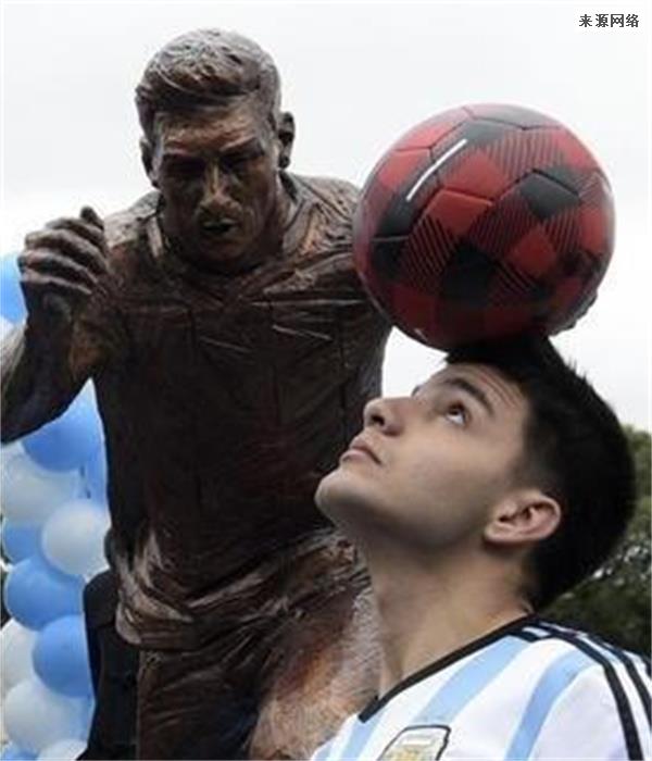 庆新年阿根廷民众烧巨型梅西雕像
