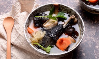 乌鸡和什么煲汤比较好吃 乌鸡和哪种食材煲汤营养好吃呢