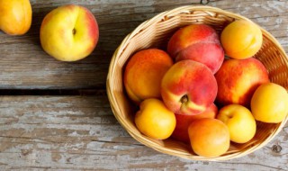 吃桃子有什么好处坏处 吃桃子有哪些好处和坏处呢