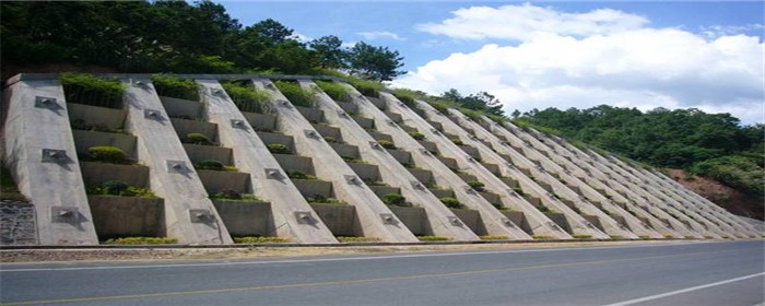 挡土墙水平筋放外面还是里面