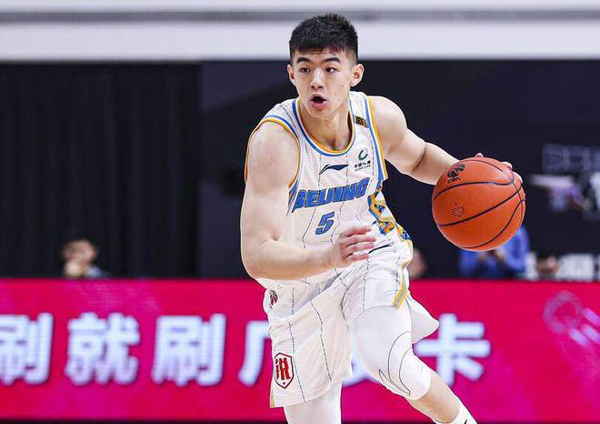 被郭艾伦赵继伟轮番“虐待”，首钢新星距挑起大梁还有多远