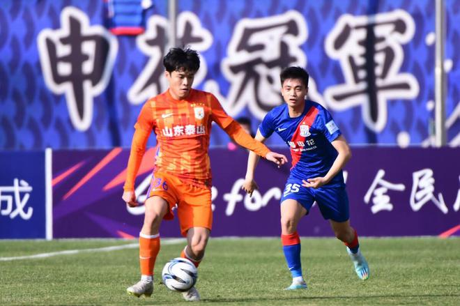 2-0，山东泰山队爆发，成功复仇劲敌，距离冠军咫尺之遥