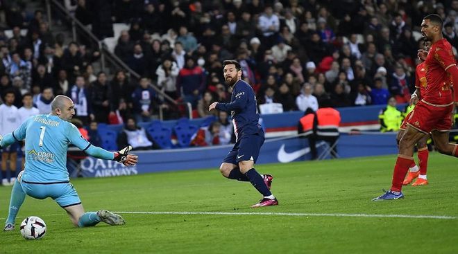 C罗纪录不保！梅西追平进球神迹，少踢87场，有望全面超越总裁