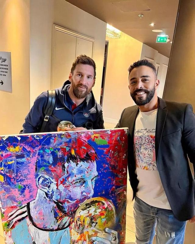 画的如何梅西赛后收到亲吻大力神杯画作