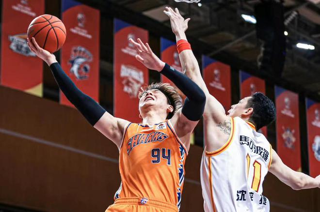 央视直播！1月13日CBA焦点对决出炉：上海冲4强，新疆有望2连胜