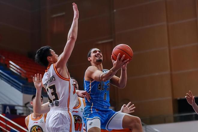 队友三分18中1，最强外援50+21+11击溃首钢队，曾凡博休战