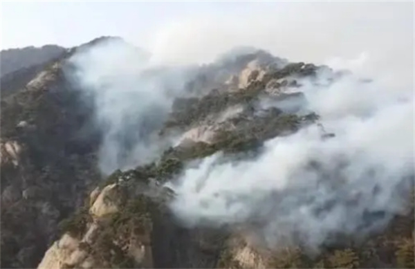 辽宁千山风景区发生山火