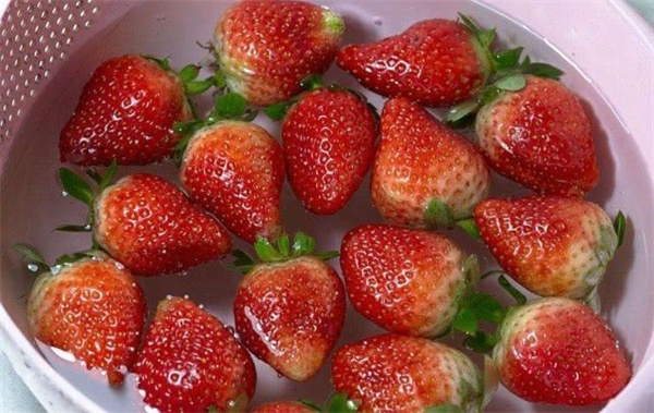 草莓怎样清洗才能去除农药残留