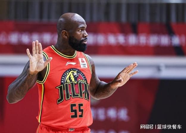 场均7分拿800万年薪琼斯看后崩溃了 拼死拼活还没替补赚得多