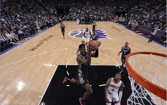 戴维斯全场14投7中，得到22分6篮板3助攻3抢断