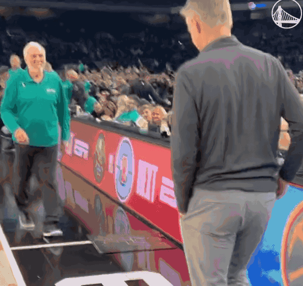 波波科尔相互致敬 勇士官方：曾经阿拉莫穹顶球馆内的球员与教练