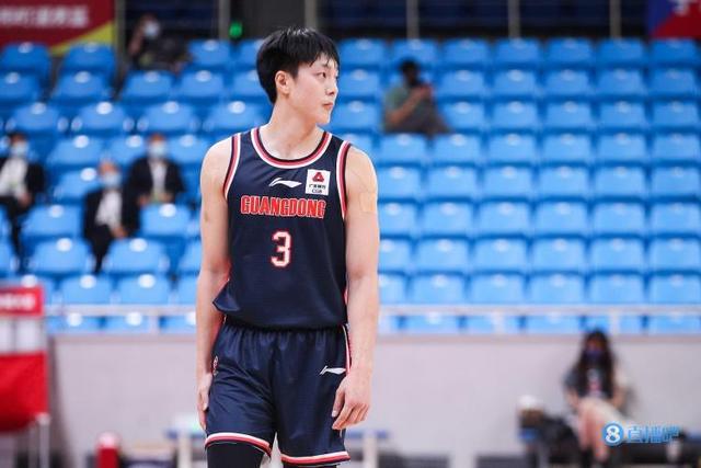 拼尽全力！胡明轩砍下全队最高的17分 外加2篮板3助攻