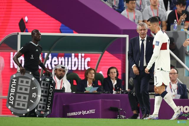 晨邮报：战韩国被换下后C罗在更衣室不满，桑托斯不喜欢C罗反应