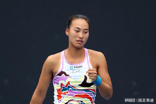 郑钦文横扫！澳网首轮轰11比0，再创里程碑，解说大赞：王者