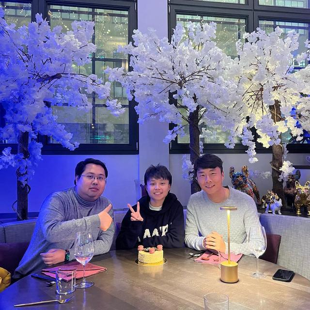 同一家俱乐部效力，李磊晒合照为张琳艳庆生：18岁生日快乐