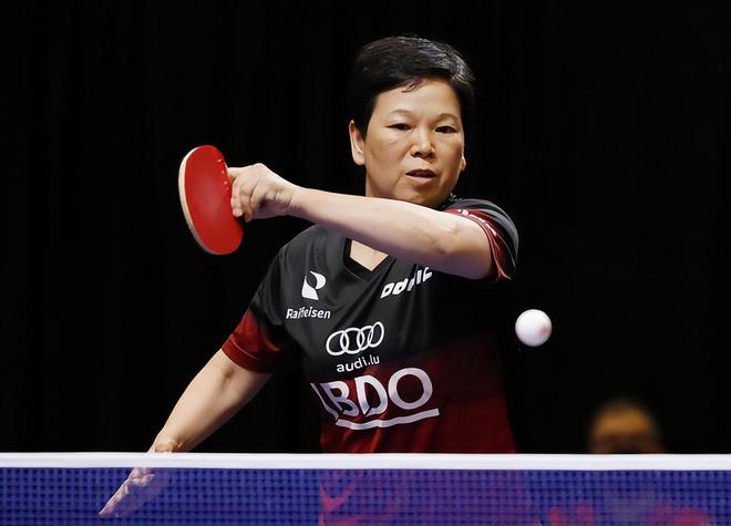 她23岁退役，加入海外乒团，58岁仍能战胜王艺迪，世乒赛女双夺牌