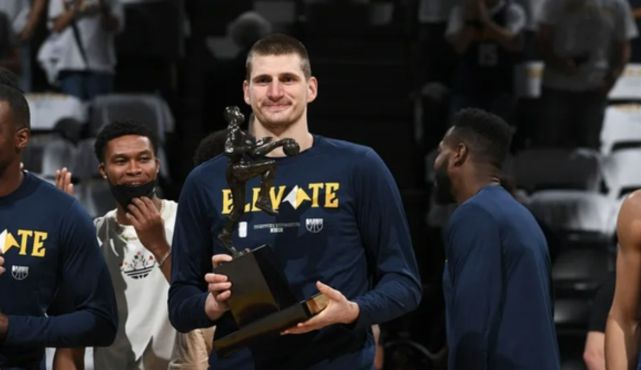 约基奇太强了！官方媒体一致看好，球迷：提前宣布MVP三连庄吧