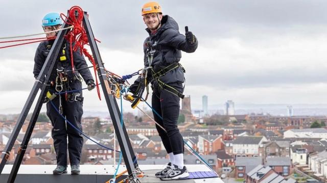 吧友们敢玩吗埃利奥特、若塔等三名球员体验安菲尔德绳降项目